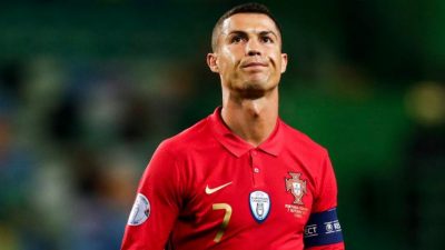 Cristiano Ronaldo a fost testat pozitiv pentru COVID-19 la mai puțin de 24 de ore după ce a postat o fotografie în care apare alături de 25 de colegi