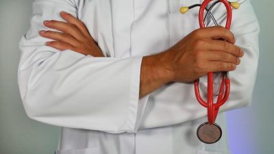 Doi din cinci medici spun că sănătatea lor mintală s-a înrăutățit de la debutul pandemiei